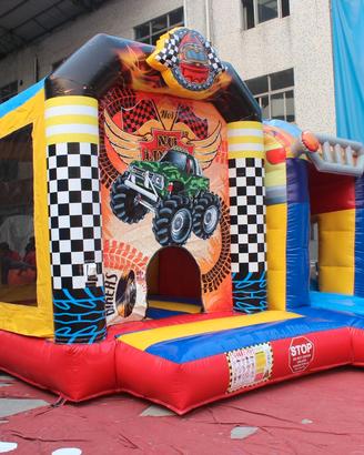 Gioco gonfiabile per bambini tema macchina 