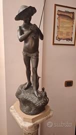 statua in bronzo su colonna