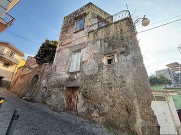 CASA SEMINDIPENDENTE A POLLENA TROCCHIA