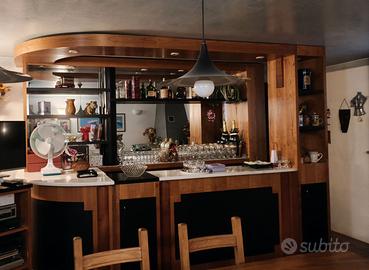Arredo bar in legno e bancone  in marmo di carrara