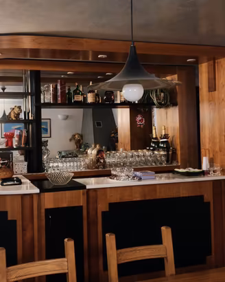 Arredo bar in legno e bancone  in marmo di carrara