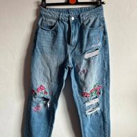 Jeans mom con ricami