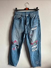 Jeans mom con ricami