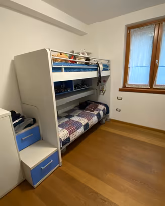 Letto a castello scorrevole salvaspazio biaco-blu