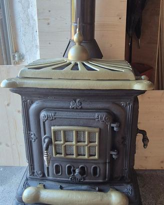 stufa a legna antica in ghisa 