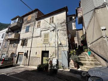 2 LOCALI A SGURGOLA
