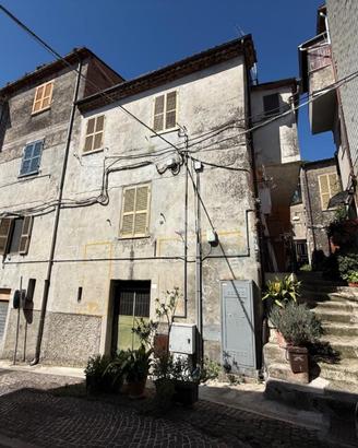 2 LOCALI A SGURGOLA