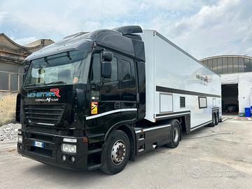 Trattore e semirimorchio racing trasporto auto