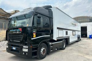 Trattore e semirimorchio racing trasporto auto