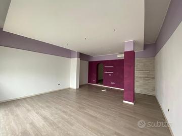 Maerne - negozio in pieno centro con vetrine front