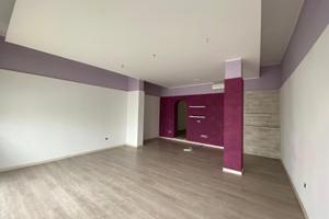 Maerne - negozio in pieno centro con vetrine front