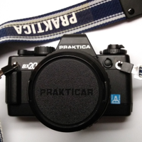 Praktica BX20 con ottica 50mm, flash e accessori