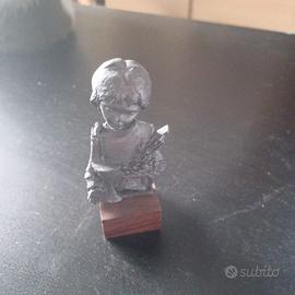 Piccola statua vintage bambina su base in legno