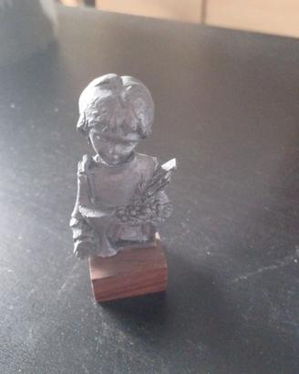 Piccola statua vintage bambina su base in legno