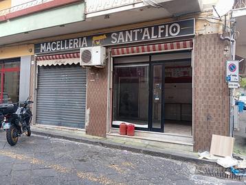 Acireale bottega angolare mq 55