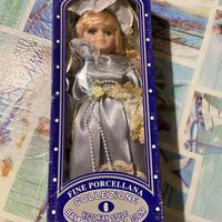 Bambola in porcellana da collezione