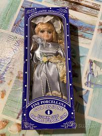 Bambola in porcellana da collezione