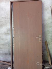 porta in legno con telaio
