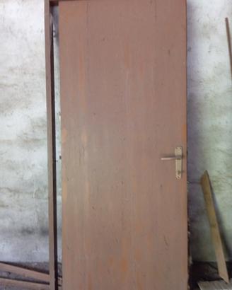 porta in legno con telaio