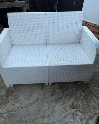 Divano rattan e vetrina