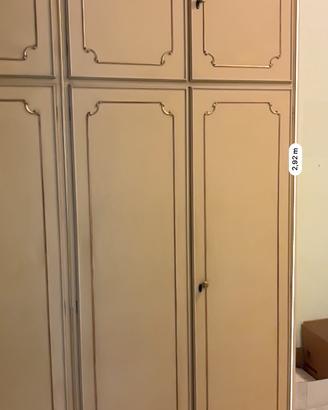 Armadio beige profilato