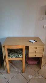 scrivania con sedia 