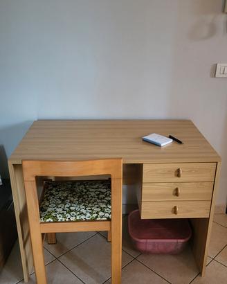 scrivania con sedia 