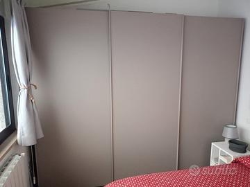 Armadio moderno come nuovo 