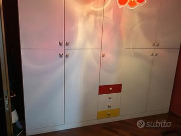 Armadio in legno bianco