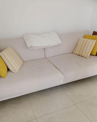 camera da letto e divano