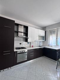 Cucina con elettrodomestici