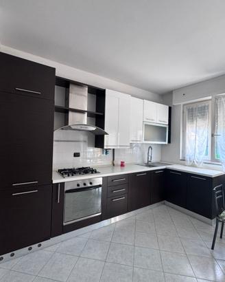 Cucina con elettrodomestici