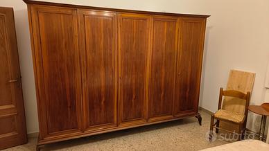 armadio in legno d'epoca 