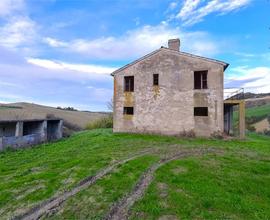 RUSTICO IMMERSO NEL VERDE con TERRENO