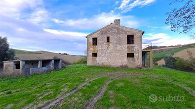 RUSTICO IMMERSO NEL VERDE con TERRENO