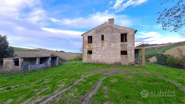 RUSTICO IMMERSO NEL VERDE con TERRENO