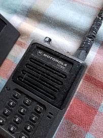 2 Motorola walkie-talkie con caricabatterie 