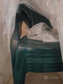 tavolo e sedie in plastica verdi