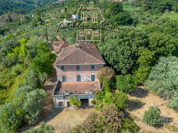 Villa di 856 m² con più di 5 locali a Sarzana