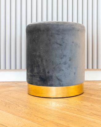 Pouf in Velluto Grigio con Base Oro – Design Moder