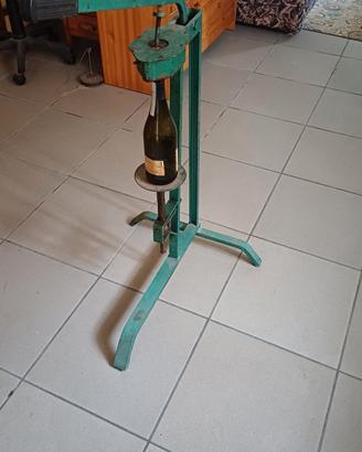 attrezzo per imbottigliare
