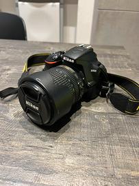 Nikon D3500 con obiettivo Nikkor 18-105