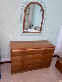 Comò con specchio, comodini e letto