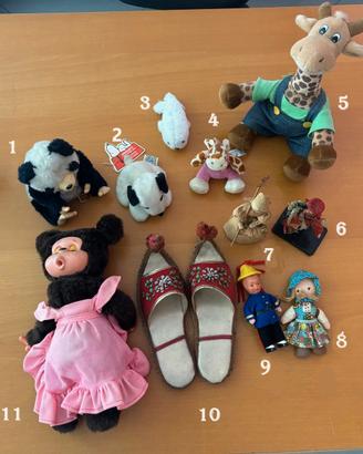 Bambole, collezione di peluche e oggetti vintage