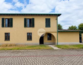VILLA A SCHIERA A CASALBUTTANO ED UNITI