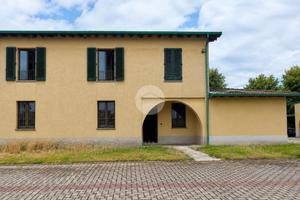 VILLA A SCHIERA A CASALBUTTANO ED UNITI