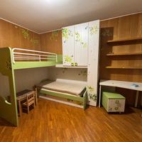 Cameretta ponte con due letti e scrivania