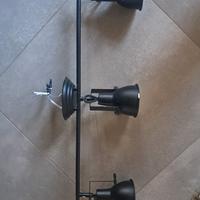 lampada moderna nera a tre faretti regolabili