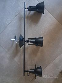 lampada moderna nera a tre faretti regolabili