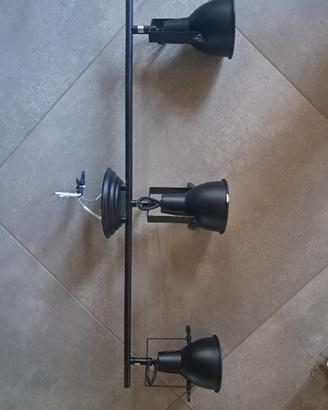 lampada moderna nera a tre faretti regolabili